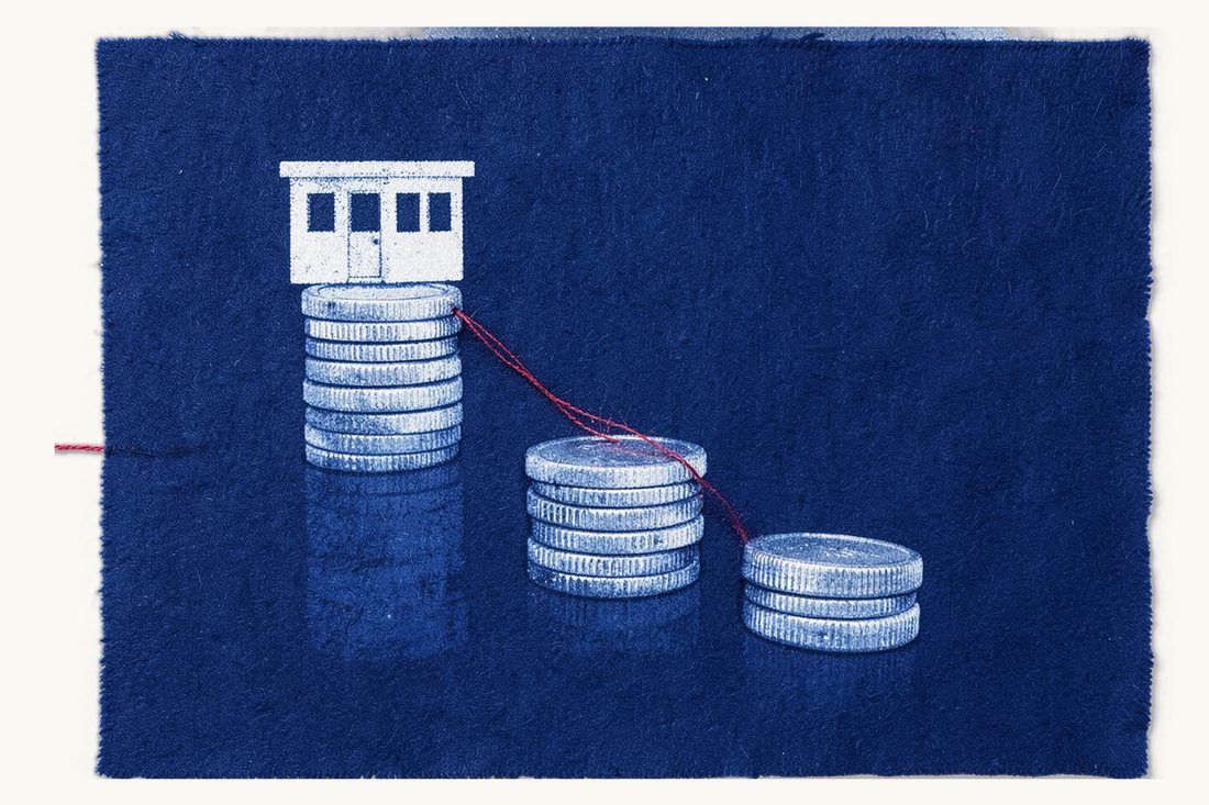Capital loss under the Turkish Commercial Code: three stacks of silver coins in descending heights forming a staircase, with a small office block on the tallest stack and a red thread stepping down over all three, cyanotype print