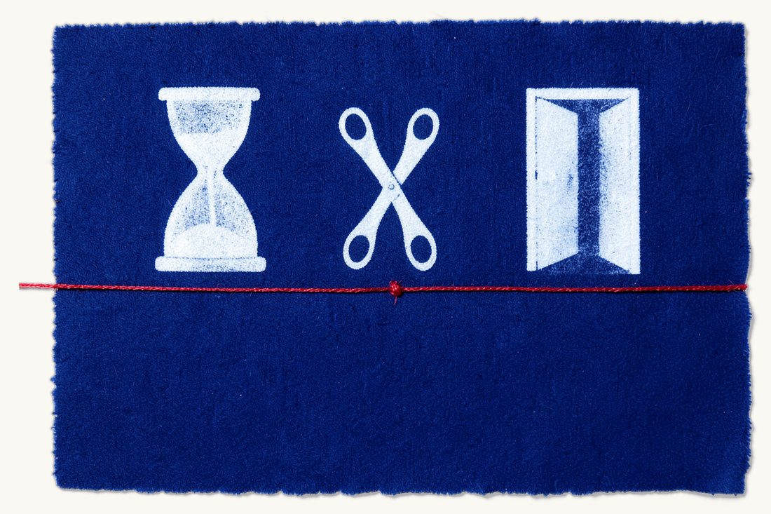 Just-cause resignation versus ordinary resignation and dismissal: an hourglass, open scissors and a half-open door in a row, joined by a red thread with a knot under each, cyanotype print