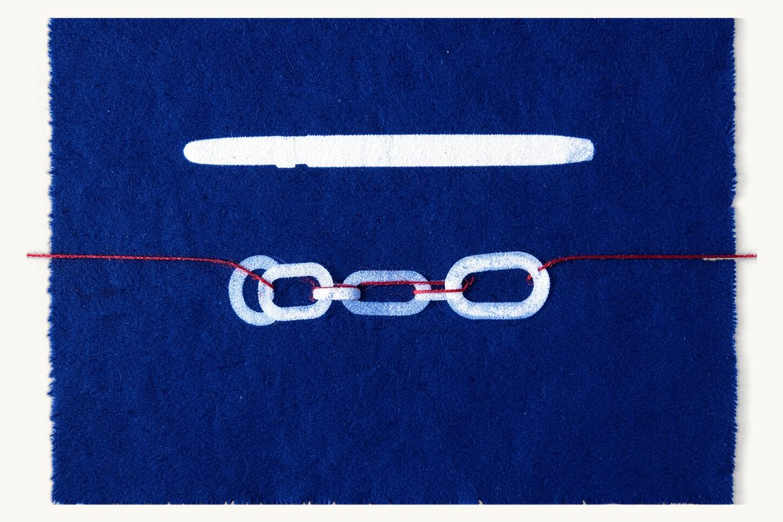 Four elements of a medical malpractice claim in Turkey: a large scalpel above a chain of four whole links threaded with a red thread, cyanotype print