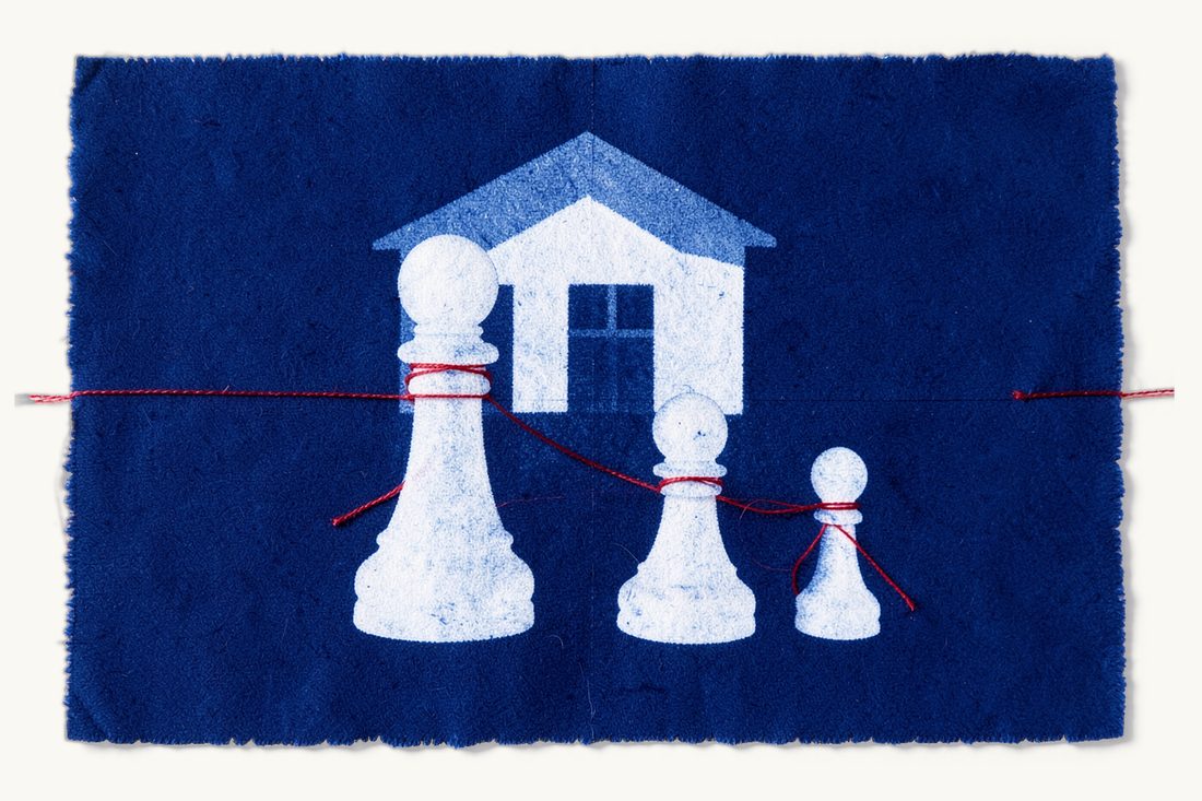 Family residence permit for a spouse and children in Türkiye: a row of four chess pawns of different sizes before a house, a red thread running from the tallest to each smaller pawn, cyanotype print