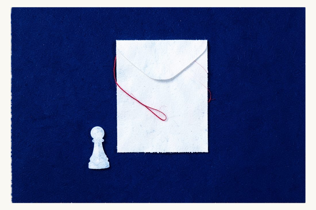 L'action en constatation négative en Turquie : une grande enveloppe fermée et vierge entourée d'une boucle de fil rouge, un pion d'échecs libre à côté, cyanotype