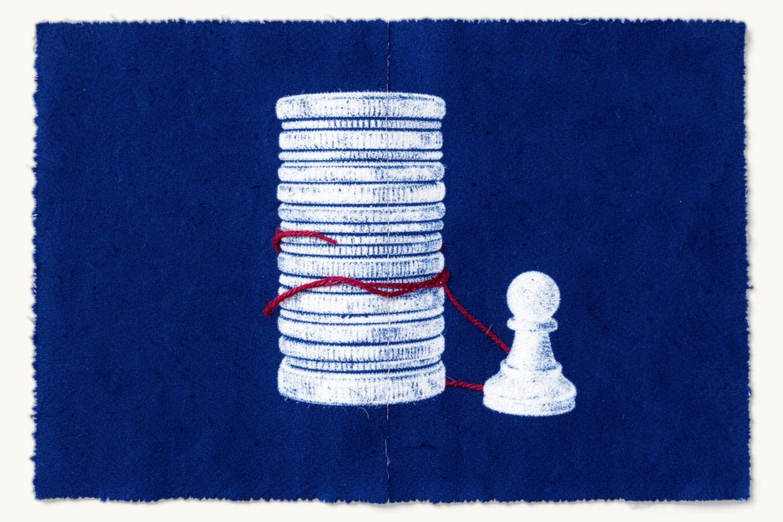 La garantie dans l'action en constatation négative : une haute pile de pièces d'argent unies enroulée d'un fil rouge noué à un pion d'échecs, cyanotype