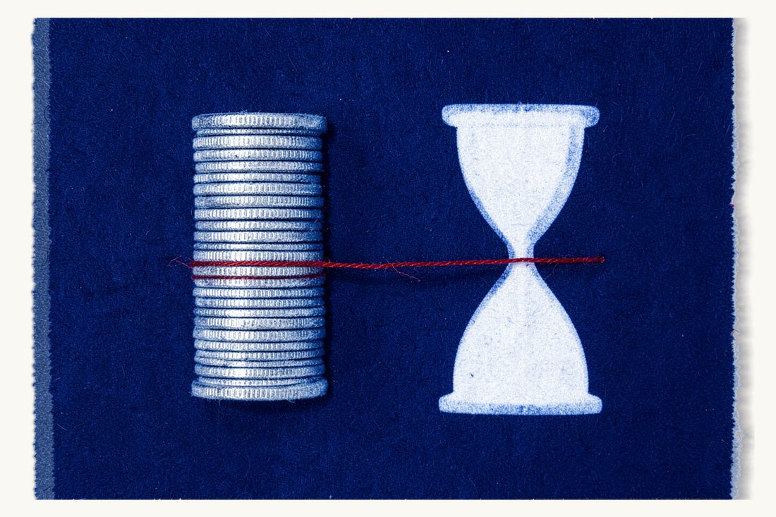 Amount, form and timing of the deposit: a tall edge-on coin stack on the left tied by a red thread to an hourglass on the right, cyanotype print