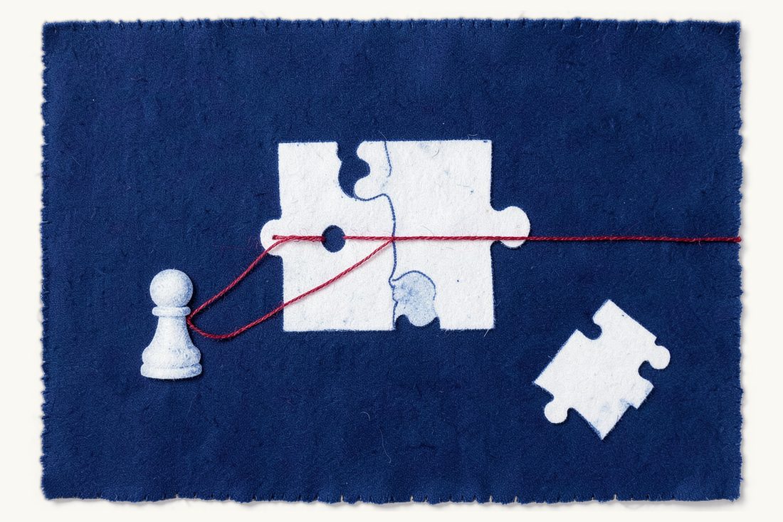 Share deal or asset deal when buying a Turkish business: two interlocking jigsaw pieces bound together by red thread, one loose piece lying apart, a chess pawn beside them, cyanotype print