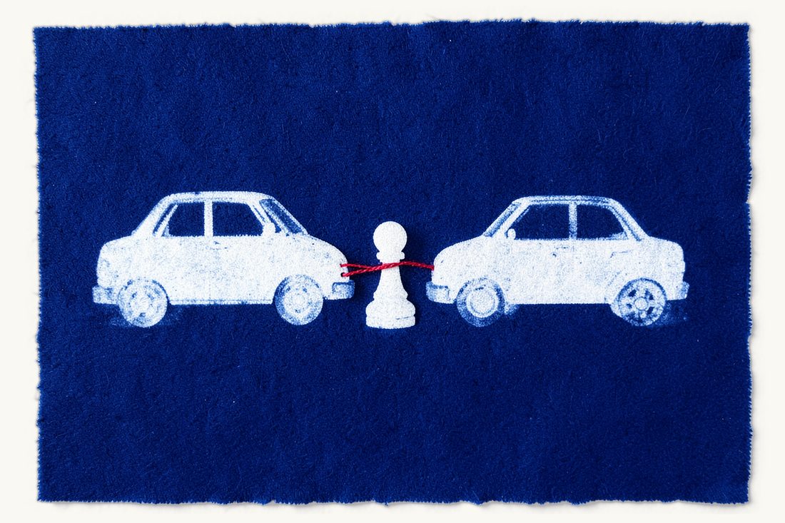 Compensation after a road traffic accident in Türkiye: two small cars meeting at their front bumpers, a white chess pawn beside them and a red thread joining it to both cars, cyanotype print